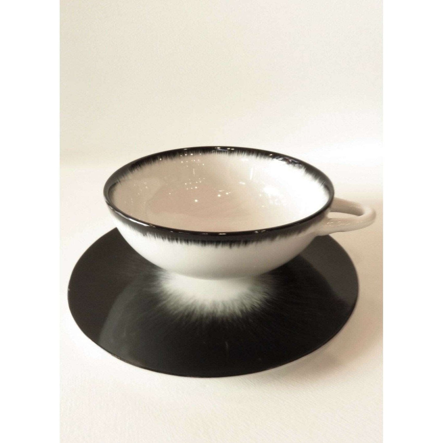 Ann Demeulemeester Home Mugs 11 centimeters / Off-white & black / Porcelain Ann Demeulemeester for Serax 11 cm Cups (set of two)