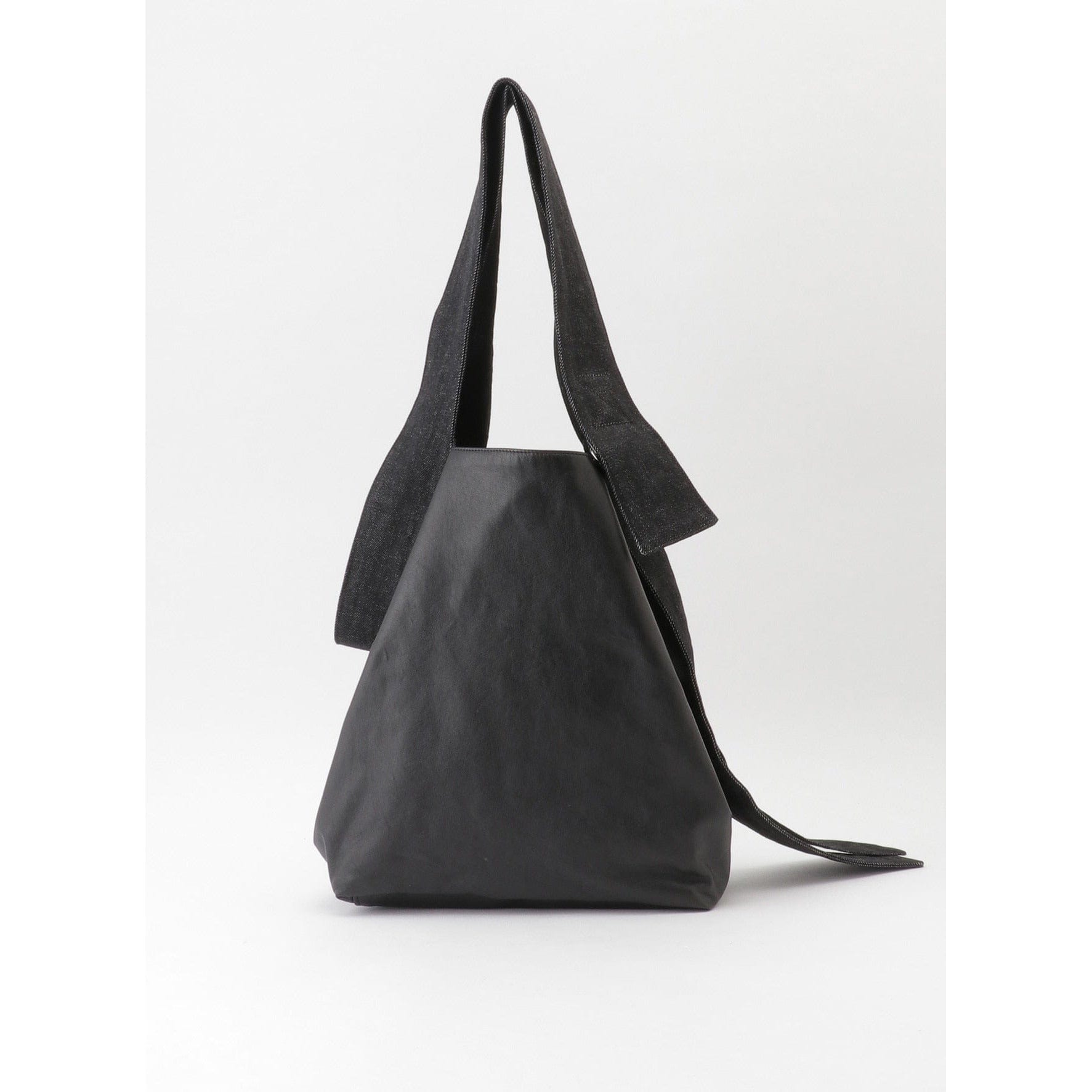 Yohji Yamamoto Handbags Black / Cow Leather / 30cm x 27cm x 11cm Yohji Yamamoto Belt Tote Bag