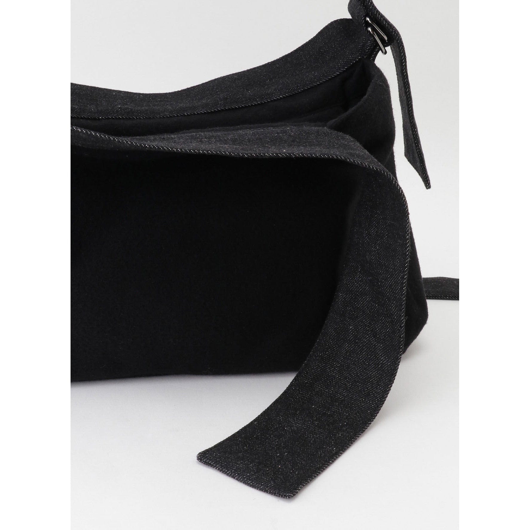 Yohji Yamamoto Handbags Black / 85% Wool and 15% Nylon / 22.5cm x 23cm x 8 cm Yohji Yamamoto Belt Shoulder Bag